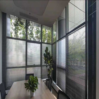 Des stores en aluminium avec une structure horizontale élégant et résistant au vent