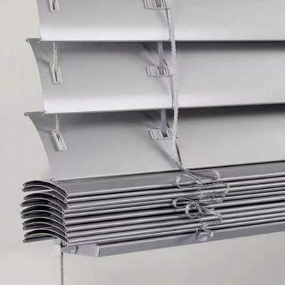 Des stores à bobines d'aluminium ouvertes manuelles permettent d'économiser de l'énergie et de réduire les coûts d'électricité