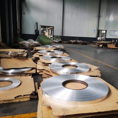 Des stores à bobines d'aluminium ouvertes manuelles permettent d'économiser de l'énergie et de réduire les coûts d'électricité