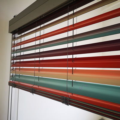 Des stores en aluminium sont la solution idéale pour des vitres polyvalentes et élégantes