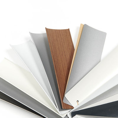 Des stores en aluminium sont la solution idéale pour des vitres polyvalentes et élégantes