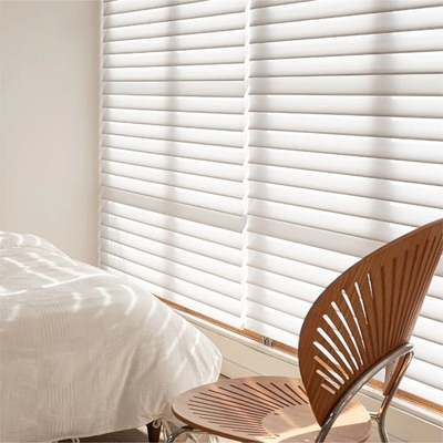 Des stores en tissu gris pour l'ombre du soleil La solution ultime pour une meilleure efficacité énergétique