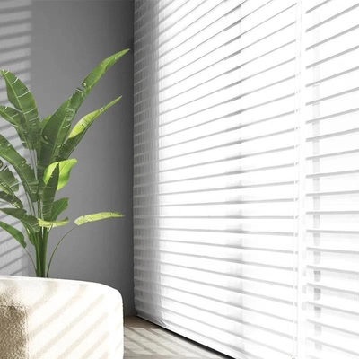 Des stores en tissu gris pour l'ombre du soleil La solution ultime pour une meilleure efficacité énergétique