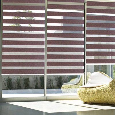 Des stores de type zèbre personnalisés pour des salles de bains ou un salon luxueux et fonctionnels