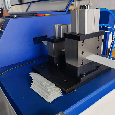 Machine de fabrication simplifiée de stores à rouleaux en aluminium de qualité semi-automatique