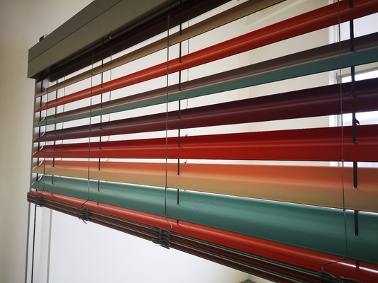 Manuel type ouvert sophistiqué personnalisation bobines d'aluminium stores pour un look raffiné