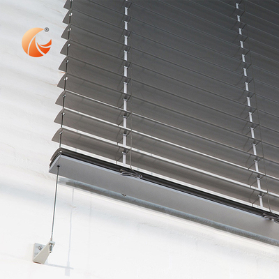 Des stores à bobines d'aluminium ouvertes manuelles permettent d'économiser de l'énergie et de réduire les coûts d'électricité