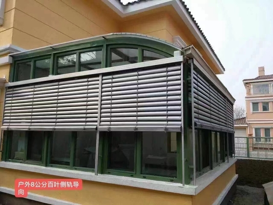 Des stores à bobines d'aluminium ouvertes manuelles permettent d'économiser de l'énergie et de réduire les coûts d'électricité