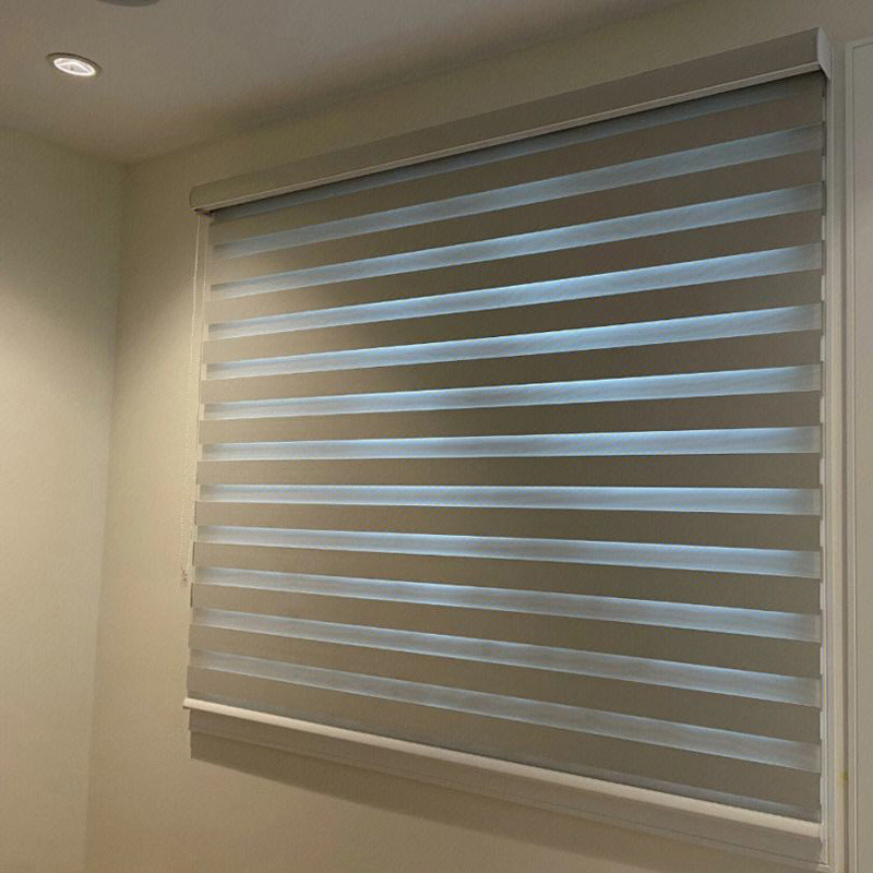 Structure horizontale Blind à rouleaux en polyester personnalisé et durable pour l'intérieur et l'extérieur